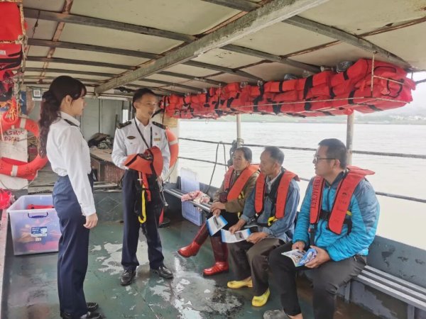 德旺配资 云安海事开展水上交通安全知识进渡口志愿服务活动